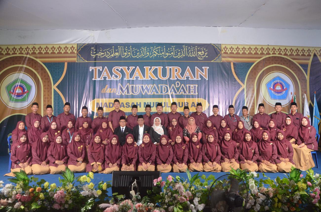 Foto bersama Dewan Guru dan Karyawan Madrasah Nurul Qur'an