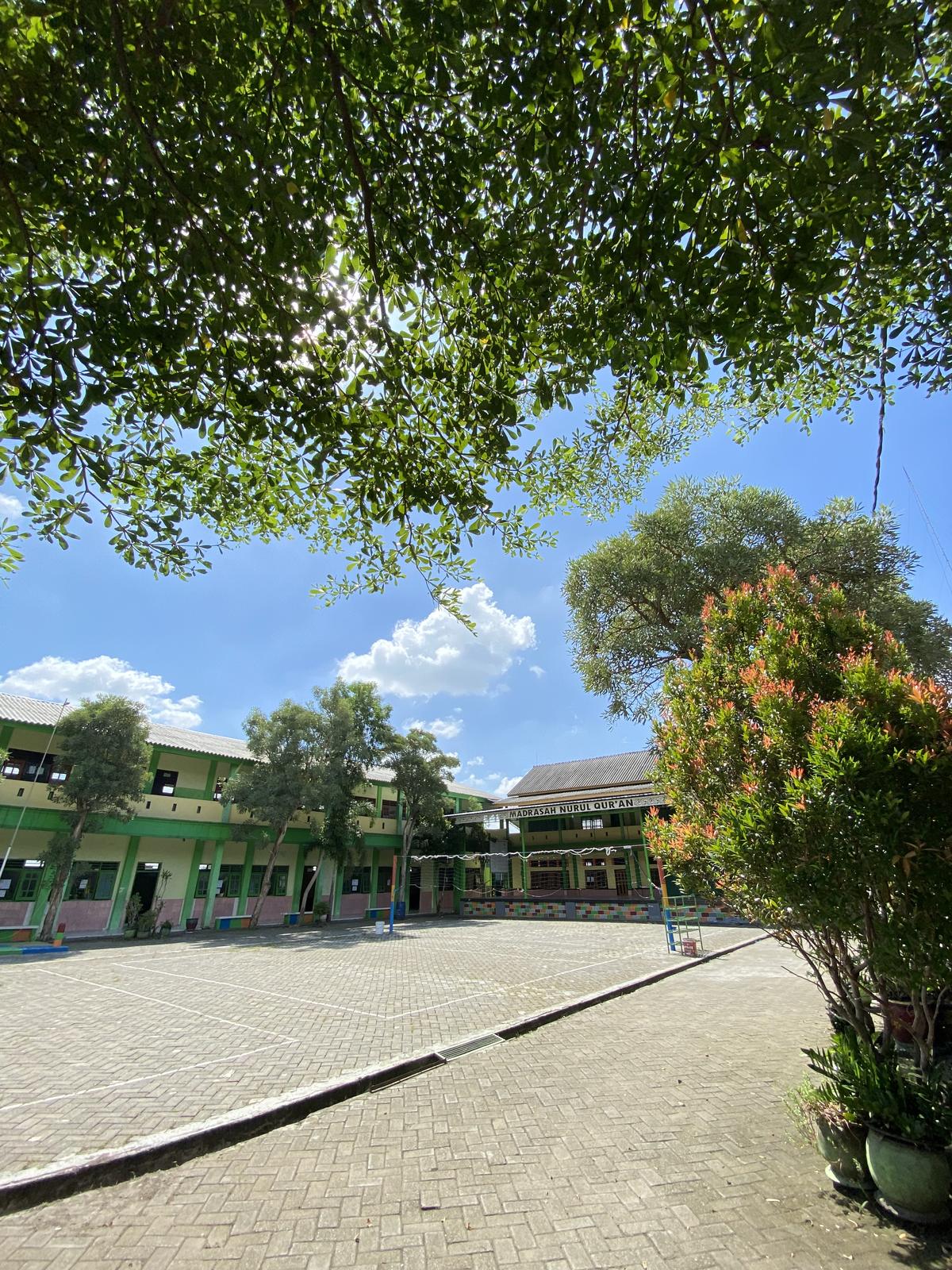 Halaman dan gedung Madrasah Nurul Qur'an Bendungrejo