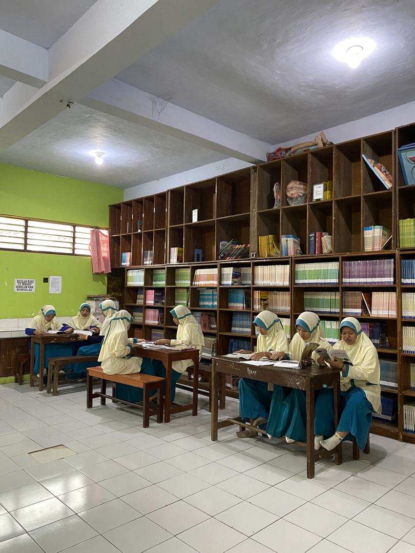 Siswa membaca di perpustakaan Madrasah Nurul Qur'an