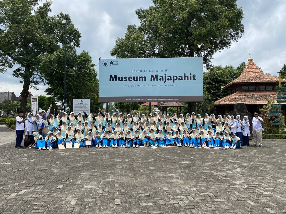Kunjungan study tour siswa ke Museum Majapahit Trowulan